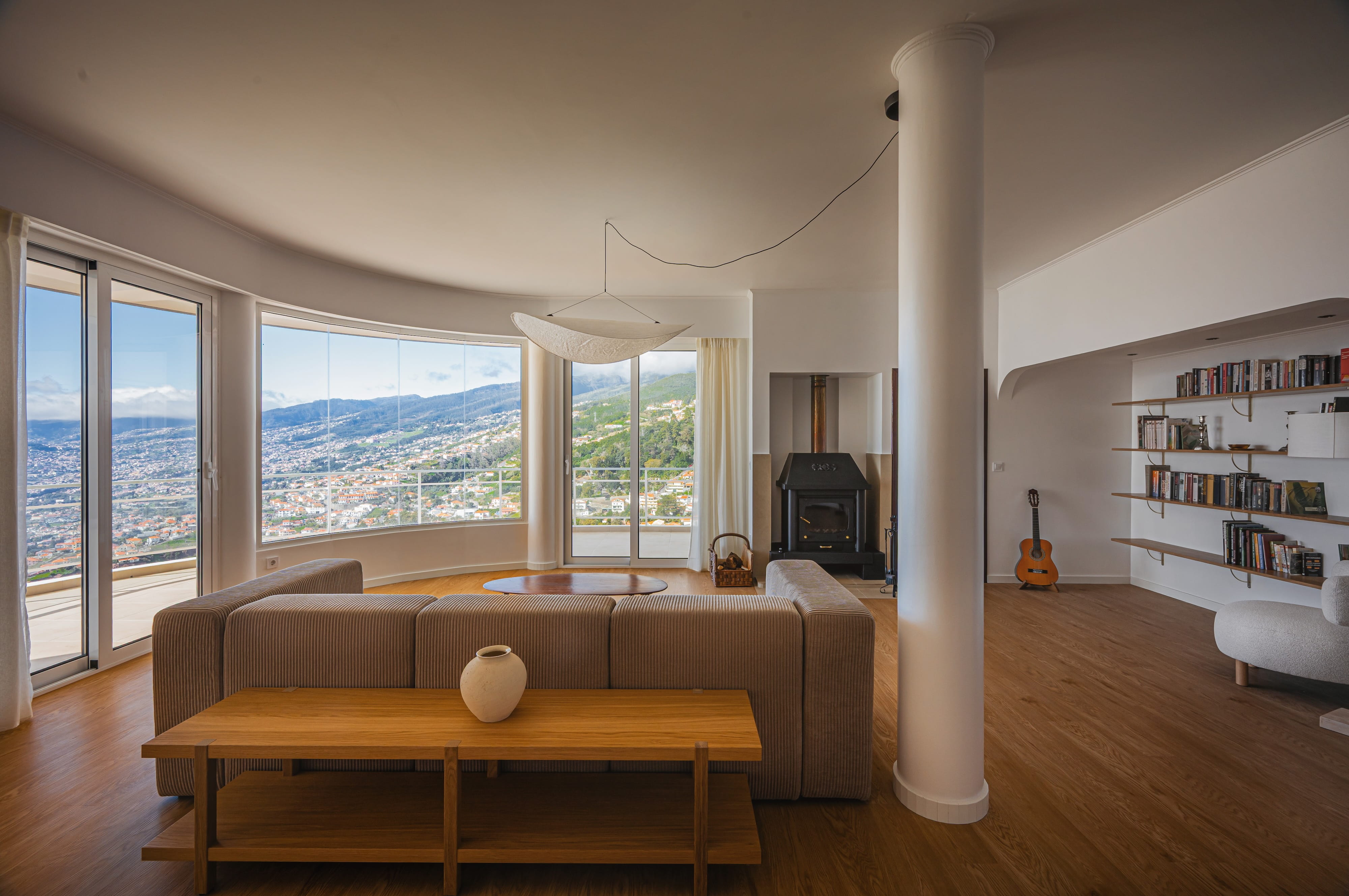 Licht, Raum und Ruhe — Interieurs, die sich wie ein Retreat anfühlen, nicht wie eine Ferienwohnung.